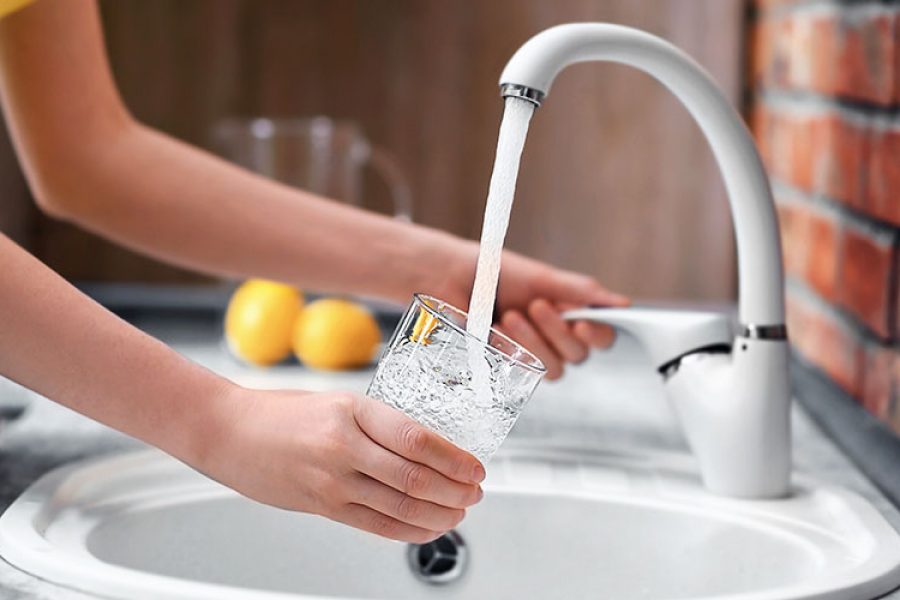 PORQUÉ NO BEBER AGUA DEL GRIFO